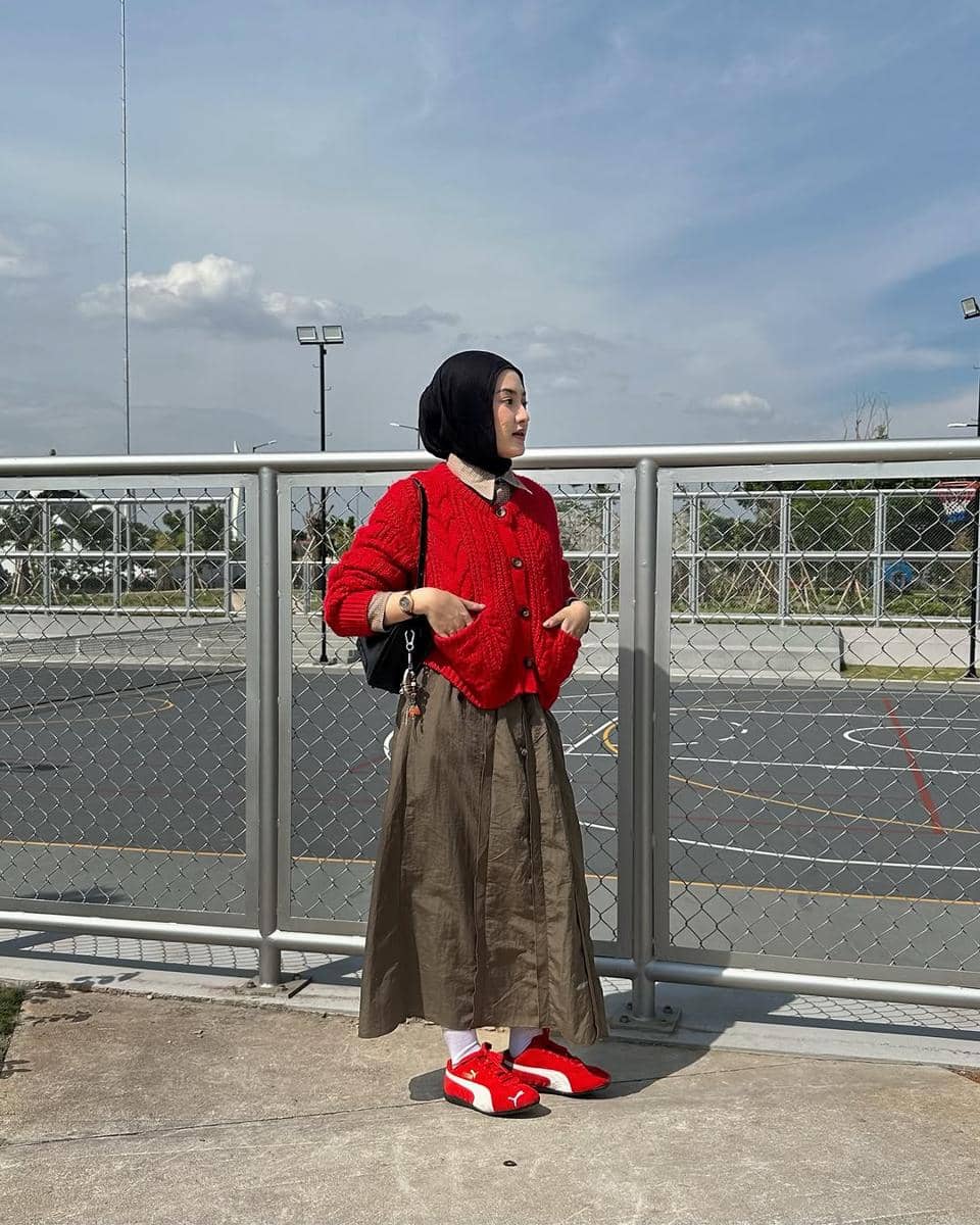 ide styling outfit merah ala Jihan Rifa