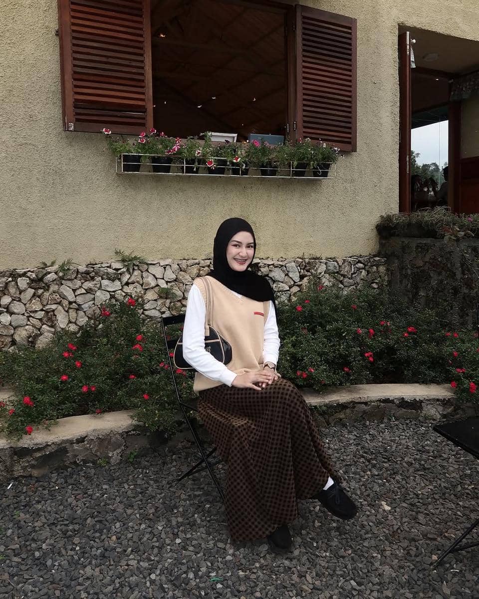 ide outfit saat rainy day ala Jihan Rifa