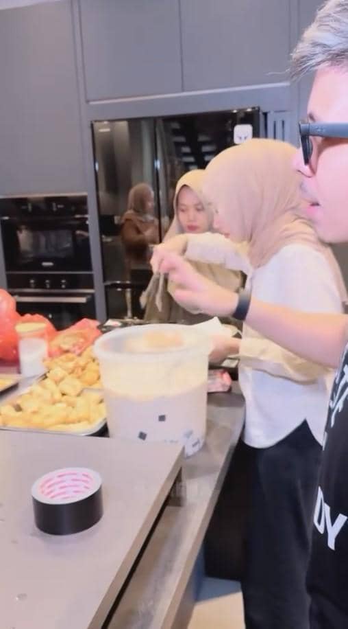 Buka Puasa Atta dan Aurel 