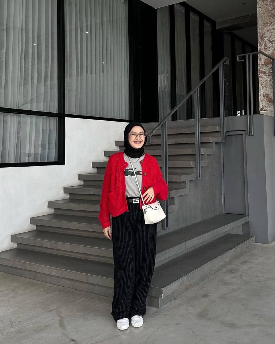 ide styling outfit merah ala Jihan Rifa