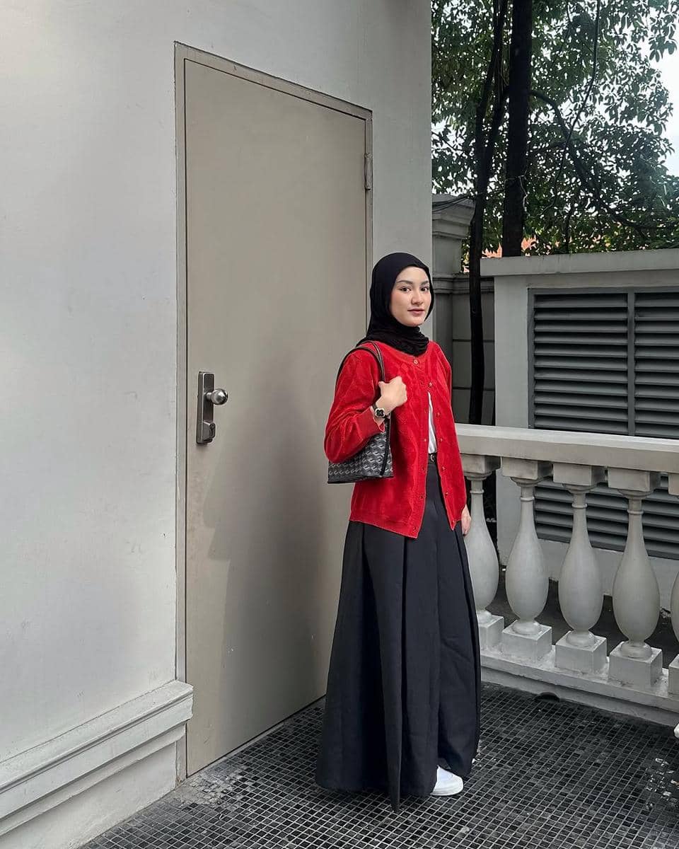 ide styling outfit merah ala Jihan Rifa