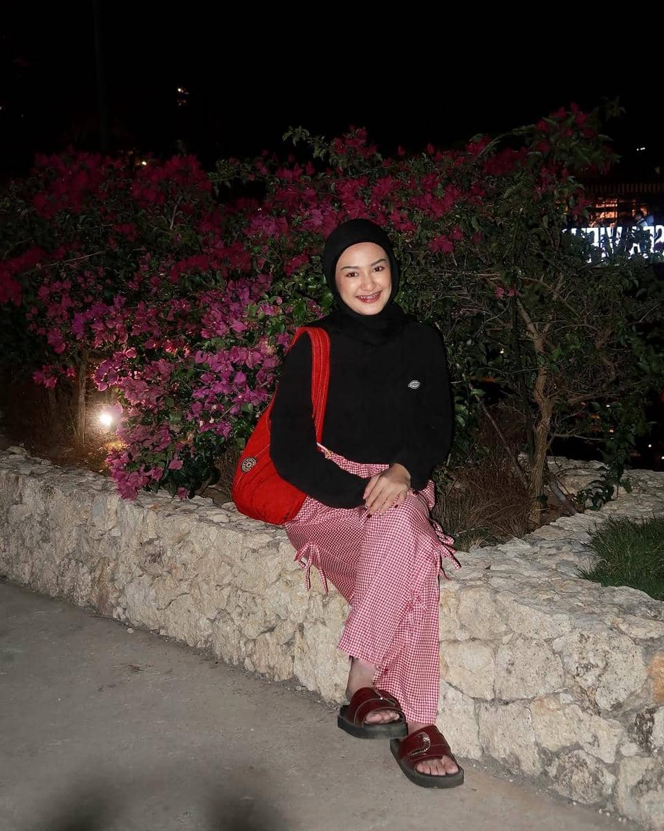 ide styling outfit merah ala Jihan Rifa