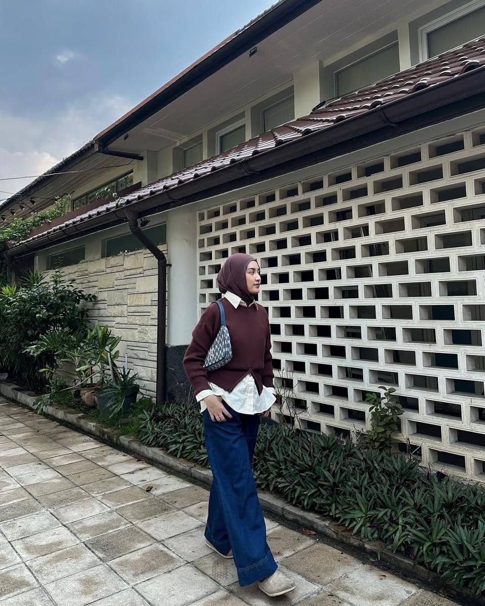 ide outfit saat rainy day ala Jihan Rifa