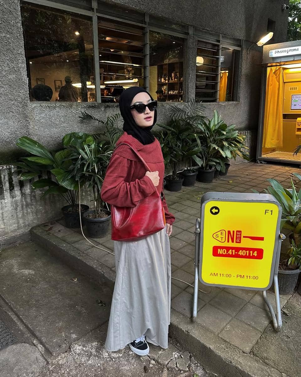 ide styling outfit merah ala Jihan Rifa