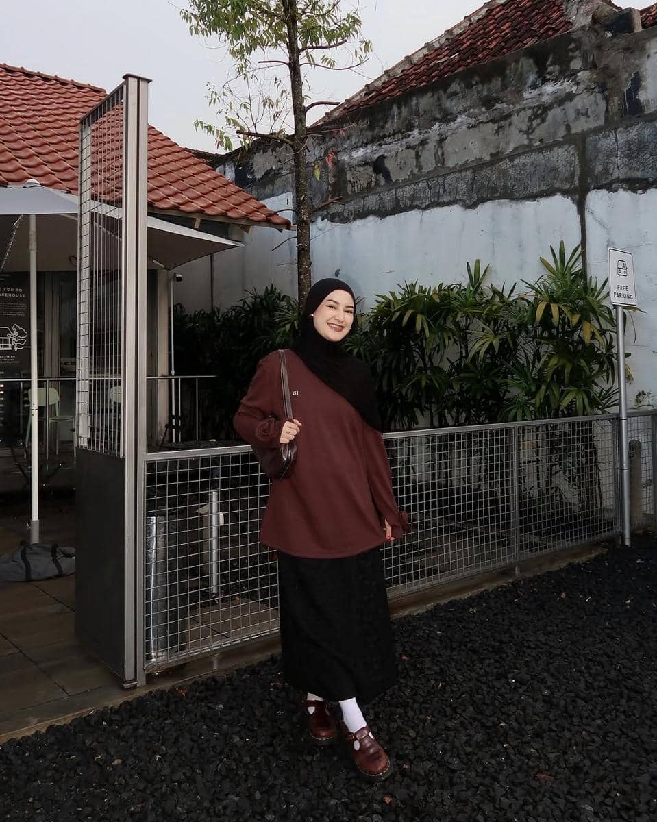 ide outfit saat rainy day ala Jihan Rifa
