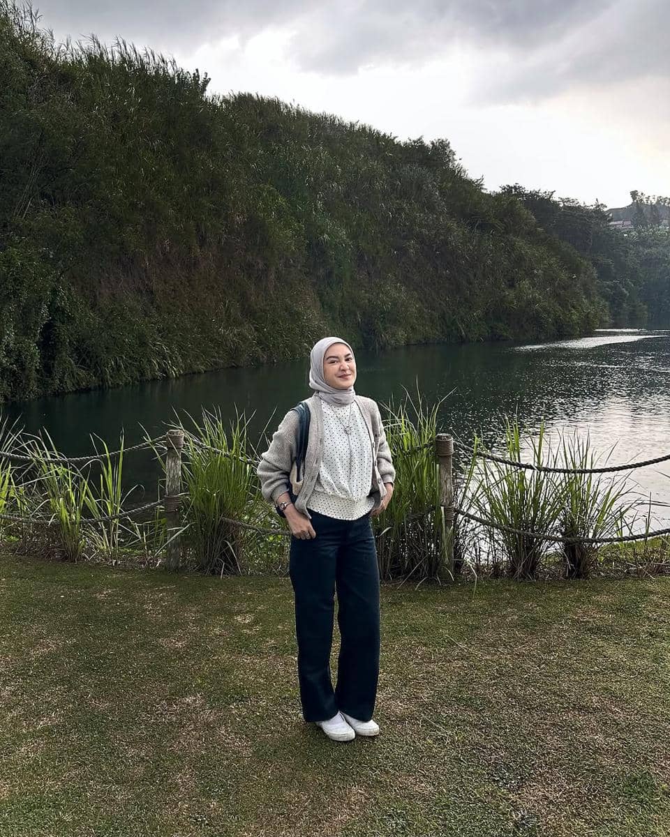ide outfit saat rainy day ala Jihan Rifa