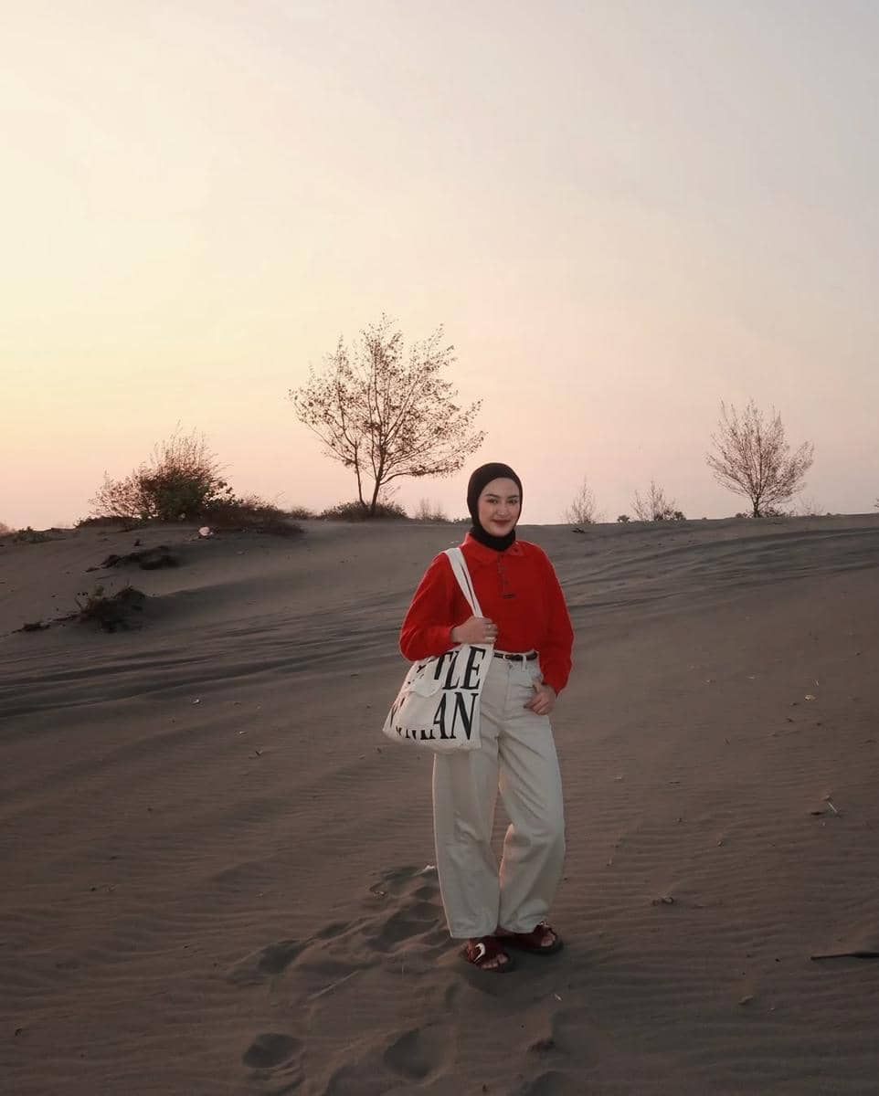 ide styling outfit merah ala Jihan Rifa