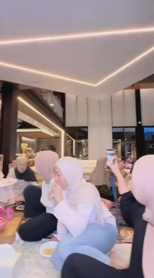 Buka Puasa Atta dan Aurel