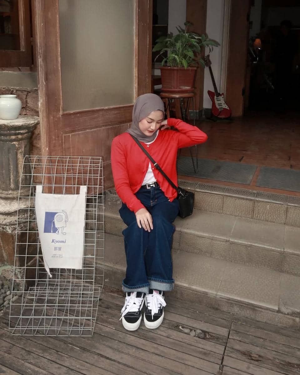 ide styling outfit merah ala Jihan Rifa