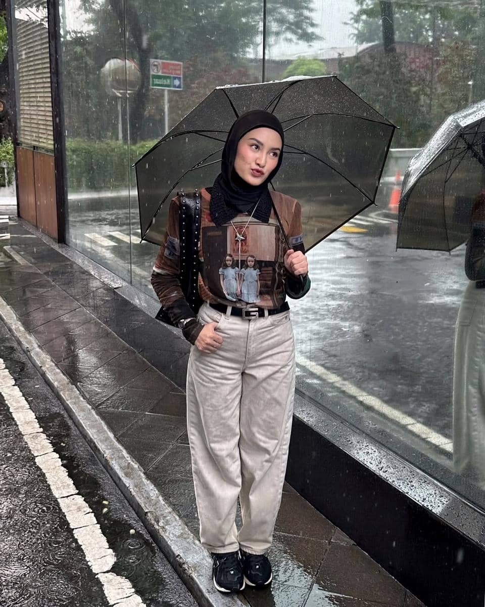 ide outfit saat rainy day ala Jihan Rifa