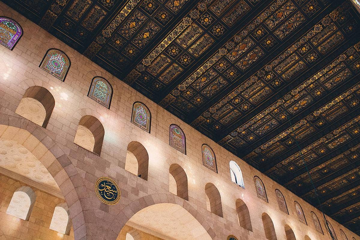 Bagian interior dari Masjid Al-Aqsa, khususnya di dalam Masjid Al-Qibli (Jami' al-Aqsa) yang berada di Yerusalem.