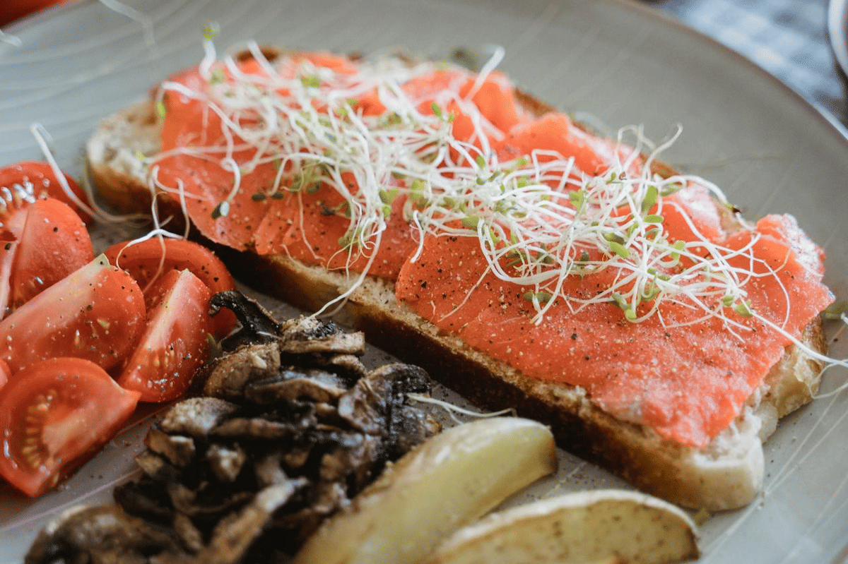 ilustrasi rosti renyah dan salmon asap