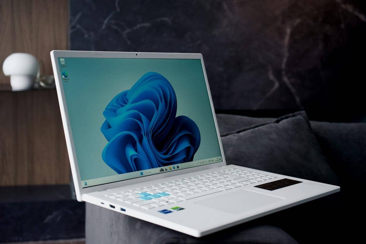 ilustrasi laptop