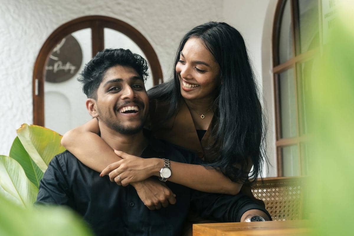 ilustrasi pasangan tertawa