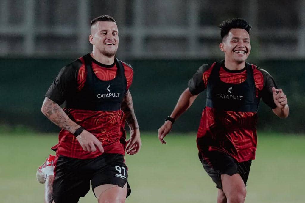 Pemain Persija Jakarta di sesi latihan.