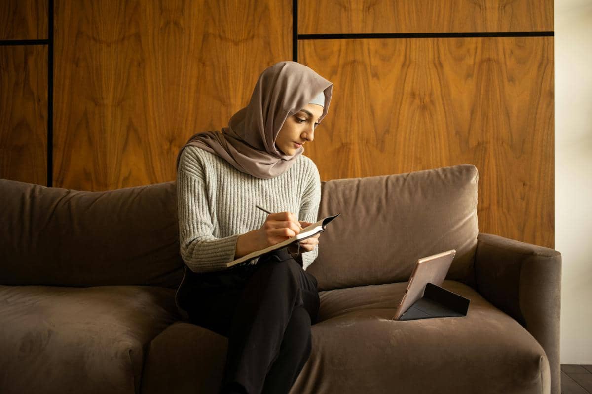 Mengapa Banyak Orang Baru Merasa Religius saat Dewasa?