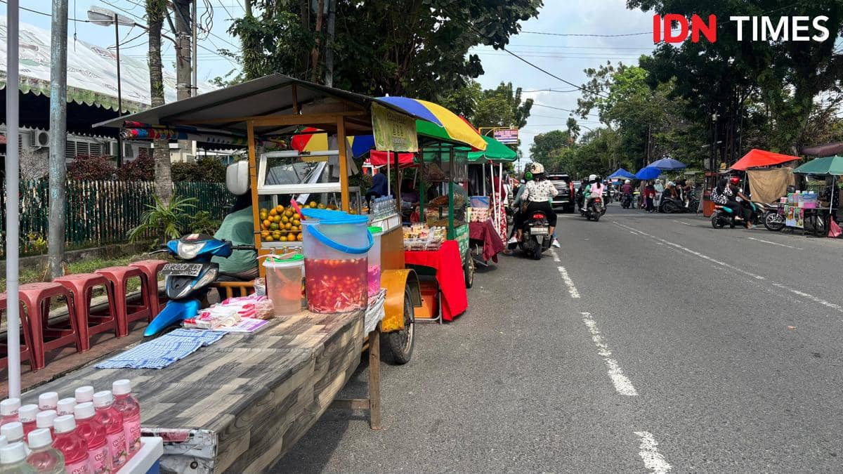 Pedagang takjil di depan masjid al-jihad(mangara wahyudi)