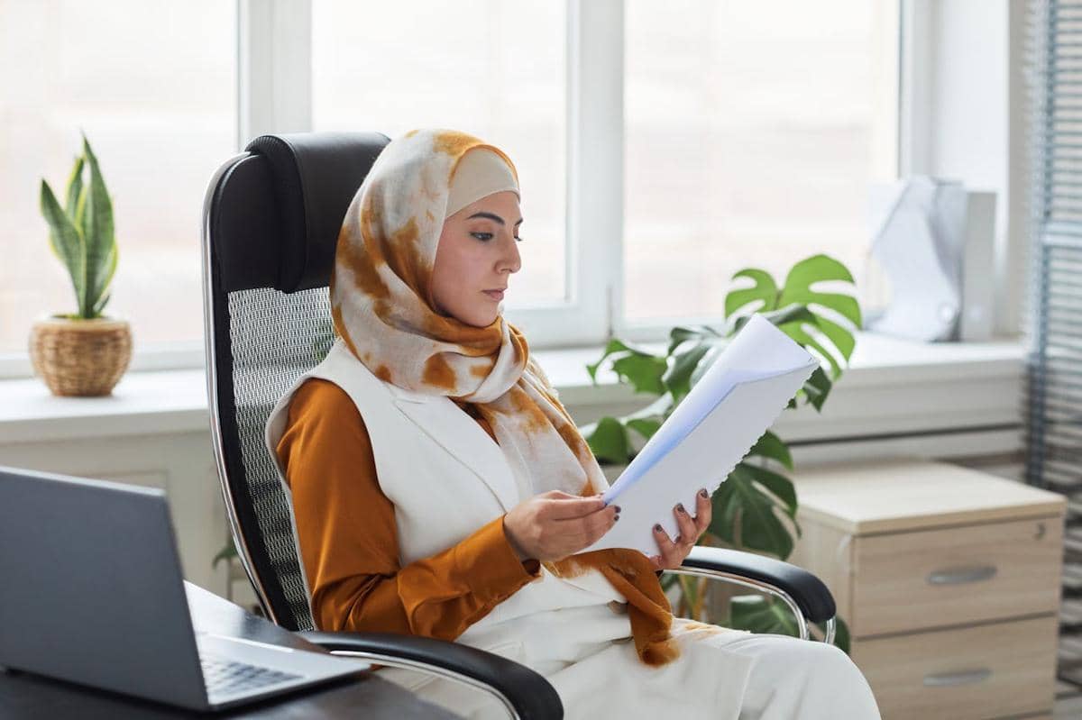 ilustrasi muslim fokus kerja