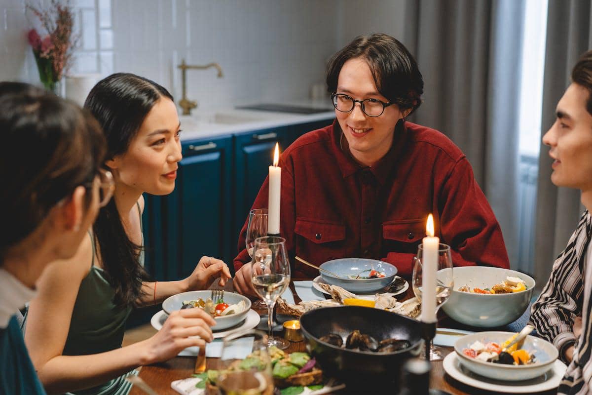 ilustrasi makan bersama teman-teman