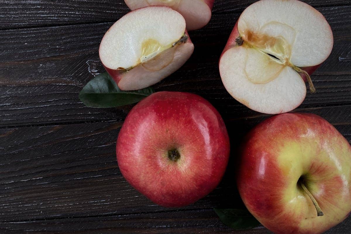 ilustrasi apel bisa menetralkan pH levels pada rongga mulut 