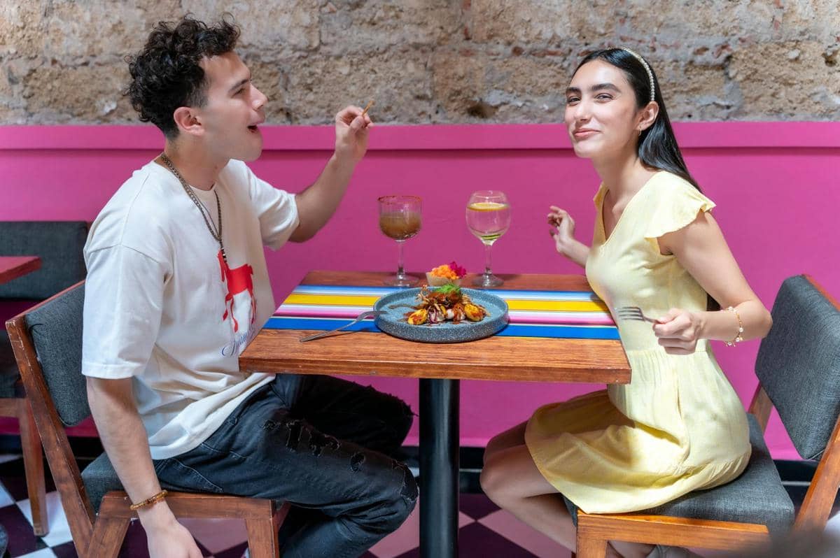 ilustrasi pasangan makan bersama