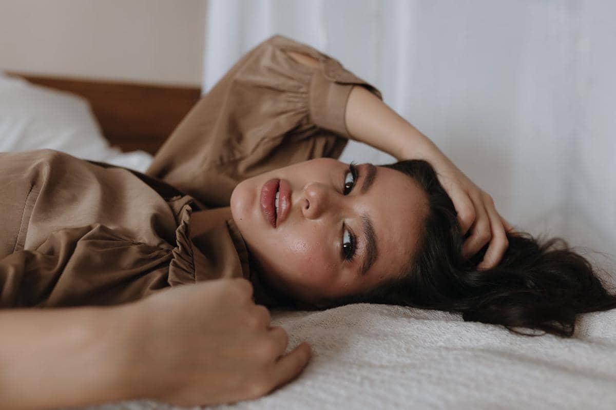 ilustrasi wanita berbaring di atas tempat tidur