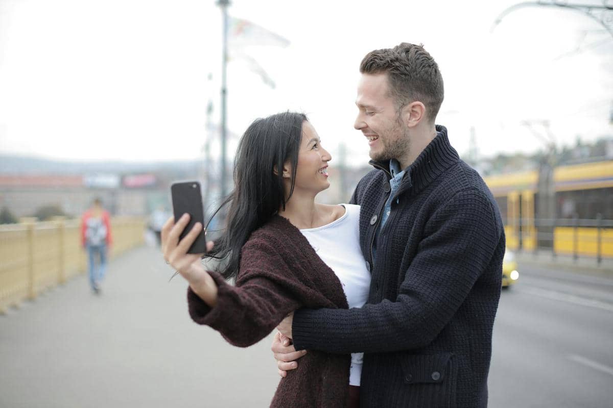 ilustrasi pasangan berfoto