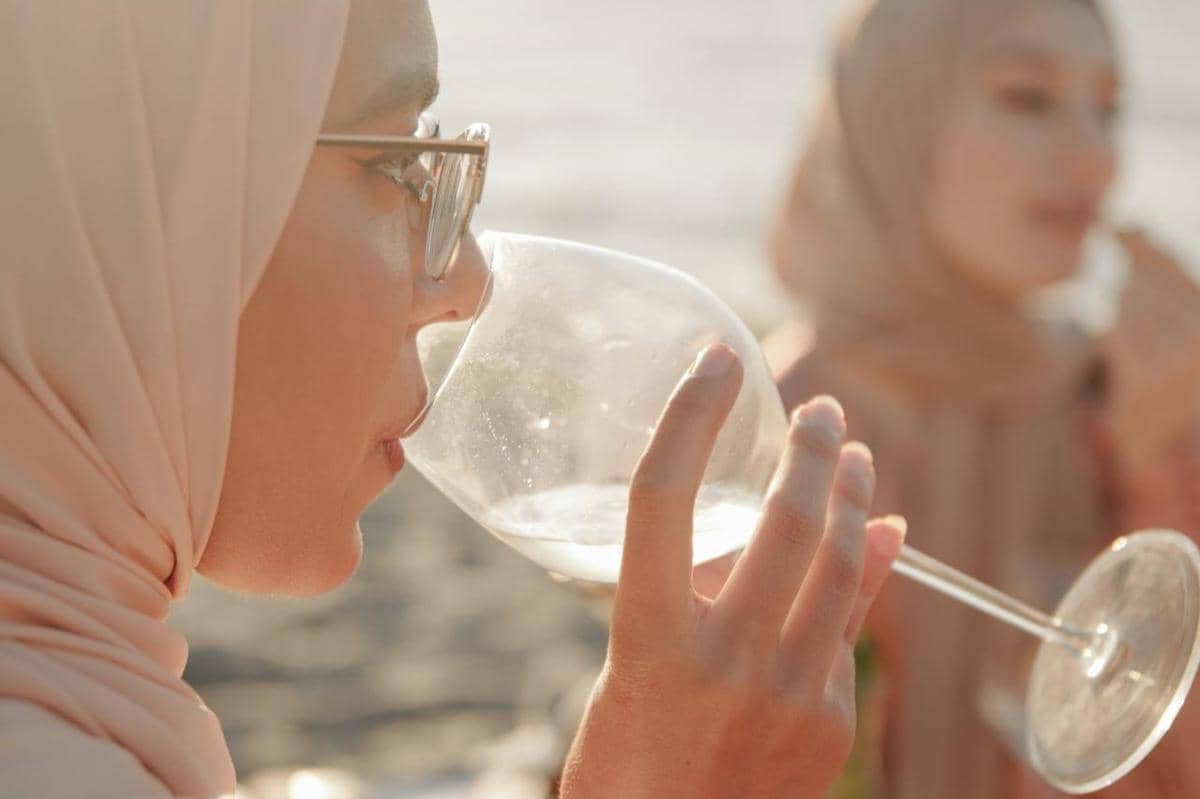 ilustrasi menjaga hidrasi tubuh jadi kunci utama untuk mengontrol produksi kelenjar ludah selama berpuasa 