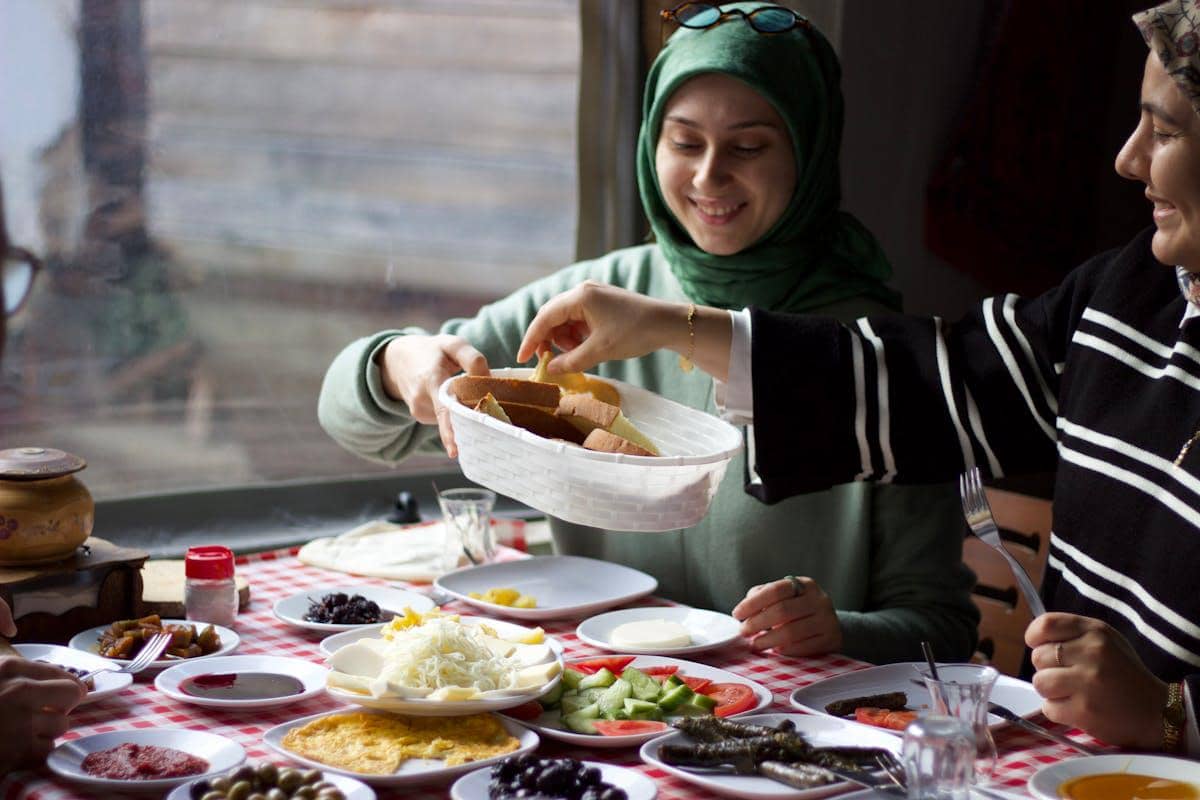 5 Cara Memilih Undangan Bukber Agar Gak Boncos, Jangan Asal