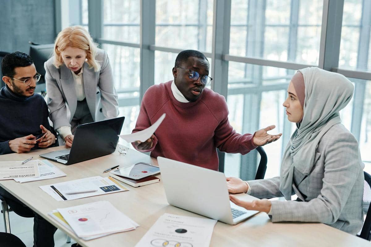 ilustrasi berdiskusi dengan rekan kerja