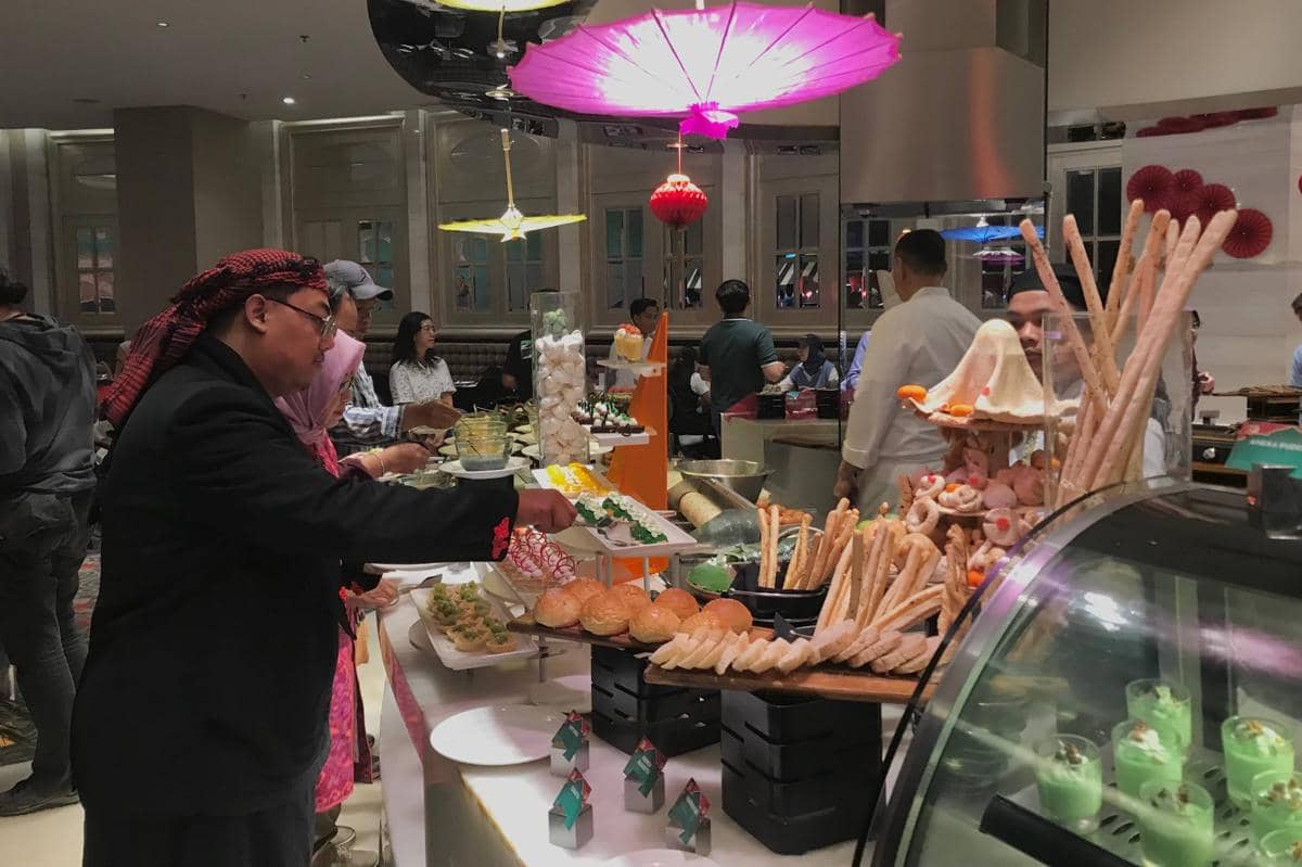 Tamu menikmati sajian dalam peresmian Oriental Ramadan Iftar Buffet di The Gallery Restaurant, Hotel Ciputra World Surabaya.