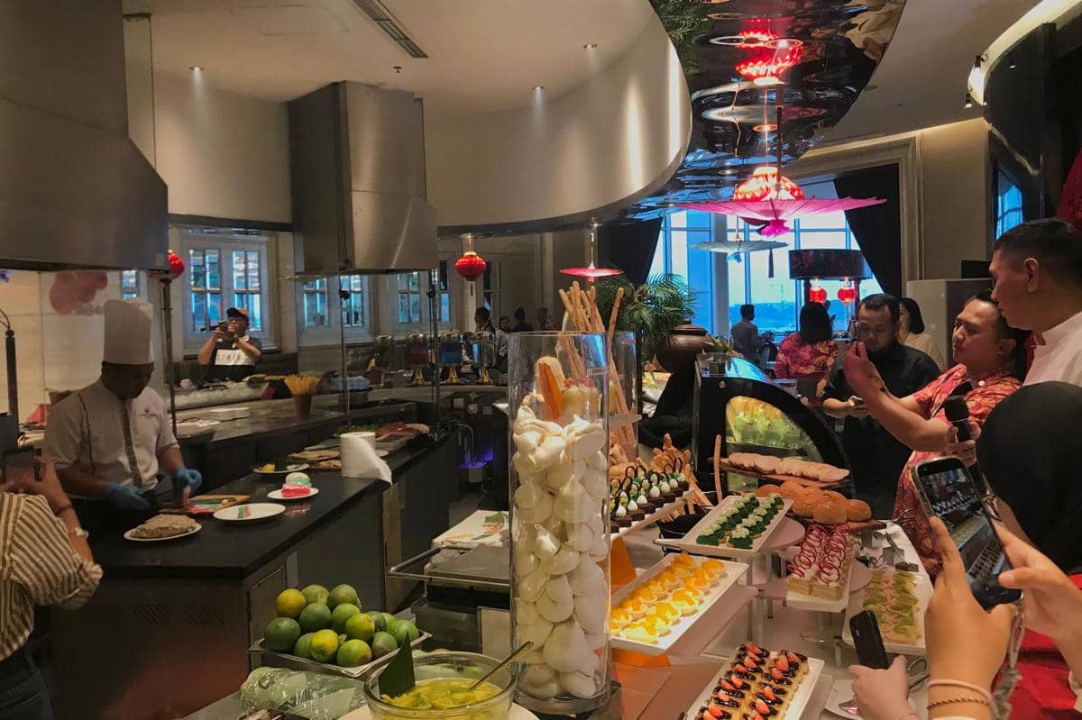 Live cooking station jadi daya tarik utama dengan sajian yang diracik langsung di hadapan tamu.