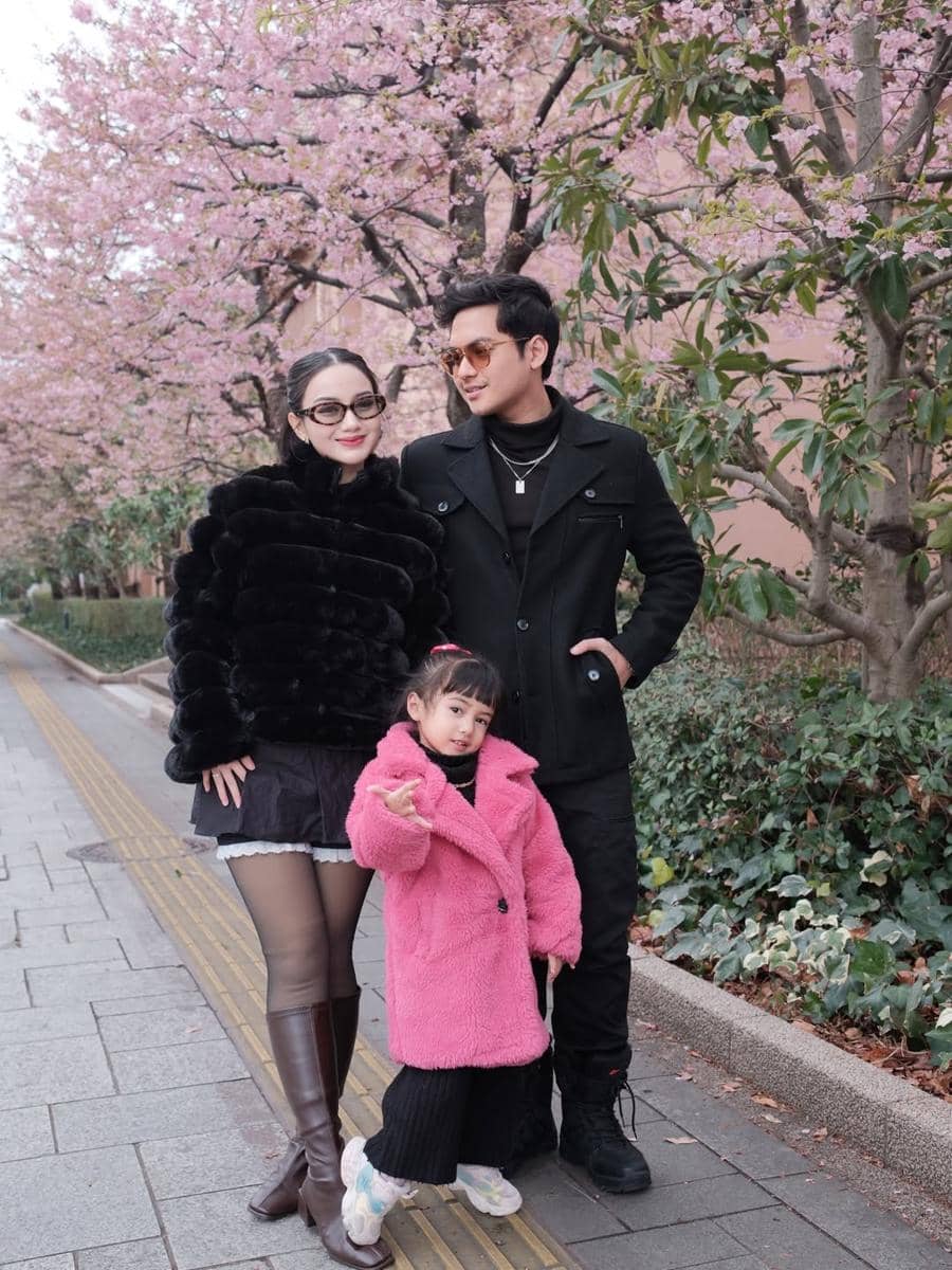 Keluarga Nanda Arsyinta menikmati sakura di Odaiba
