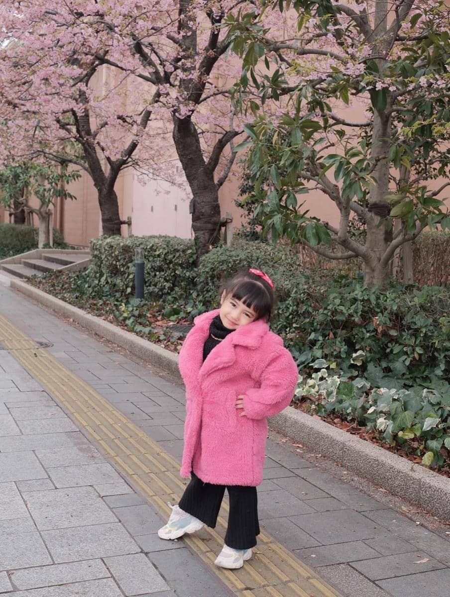 Keluarga Nanda Arsyinta menikmati sakura di Odaiba