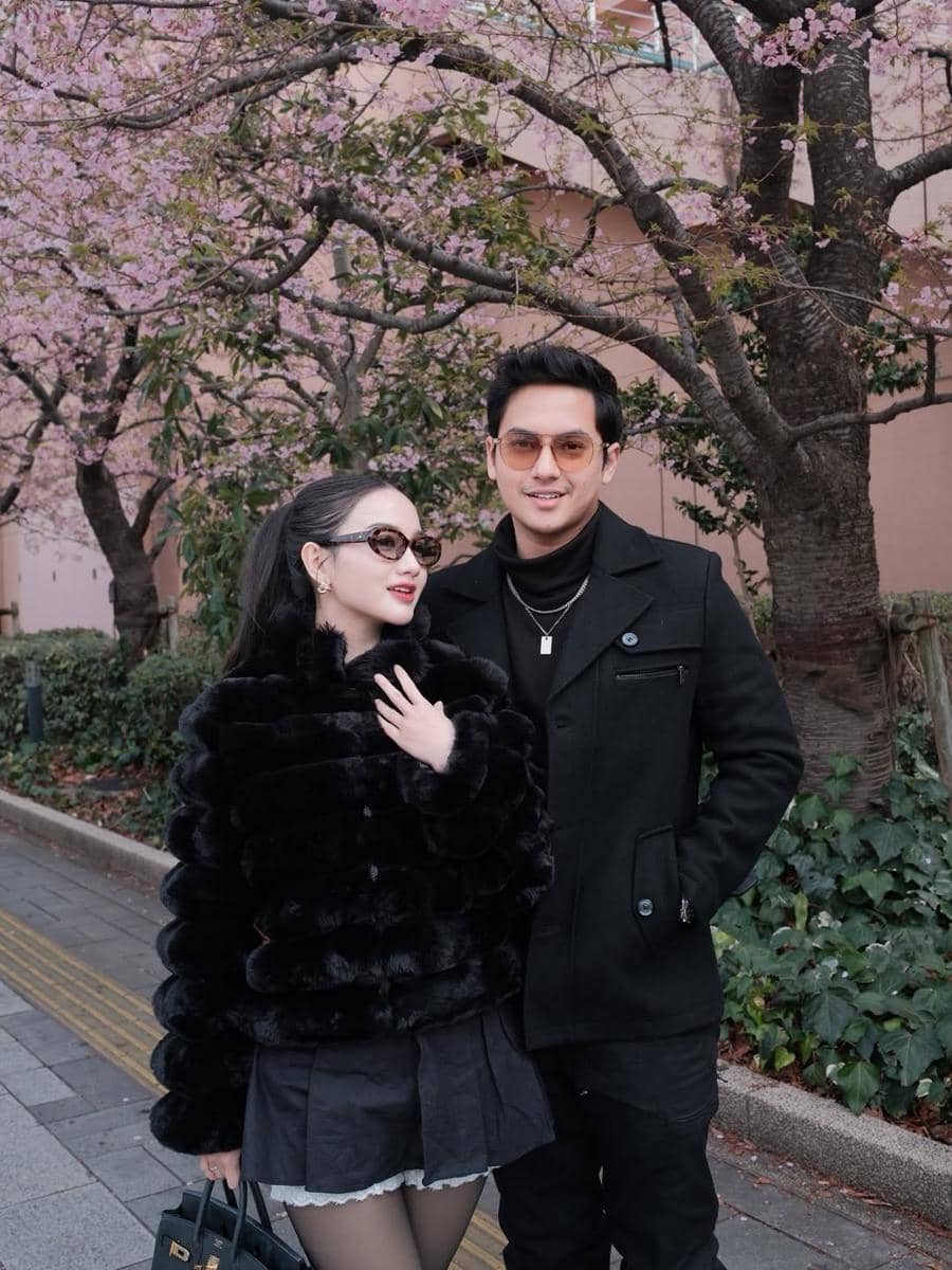 Keluarga Nanda Arsyinta menikmati sakura di Odaiba