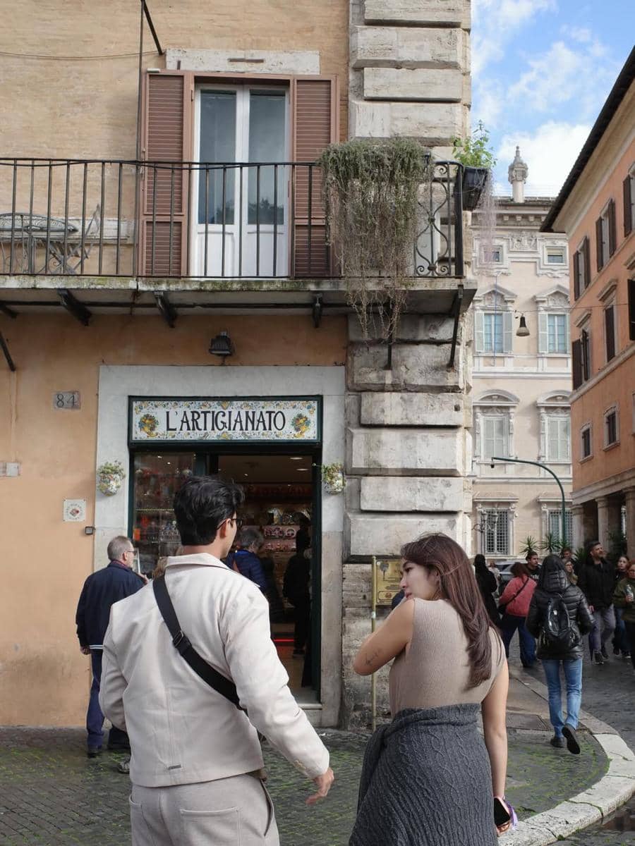 Cinta Brian berkeliling kota Roma bareng Gisella Anastasia