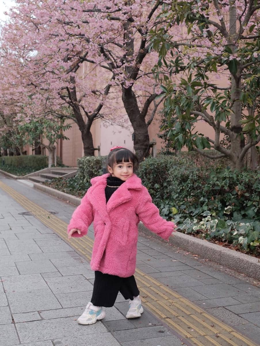 Keluarga Nanda Arsyinta menikmati sakura di Odaiba