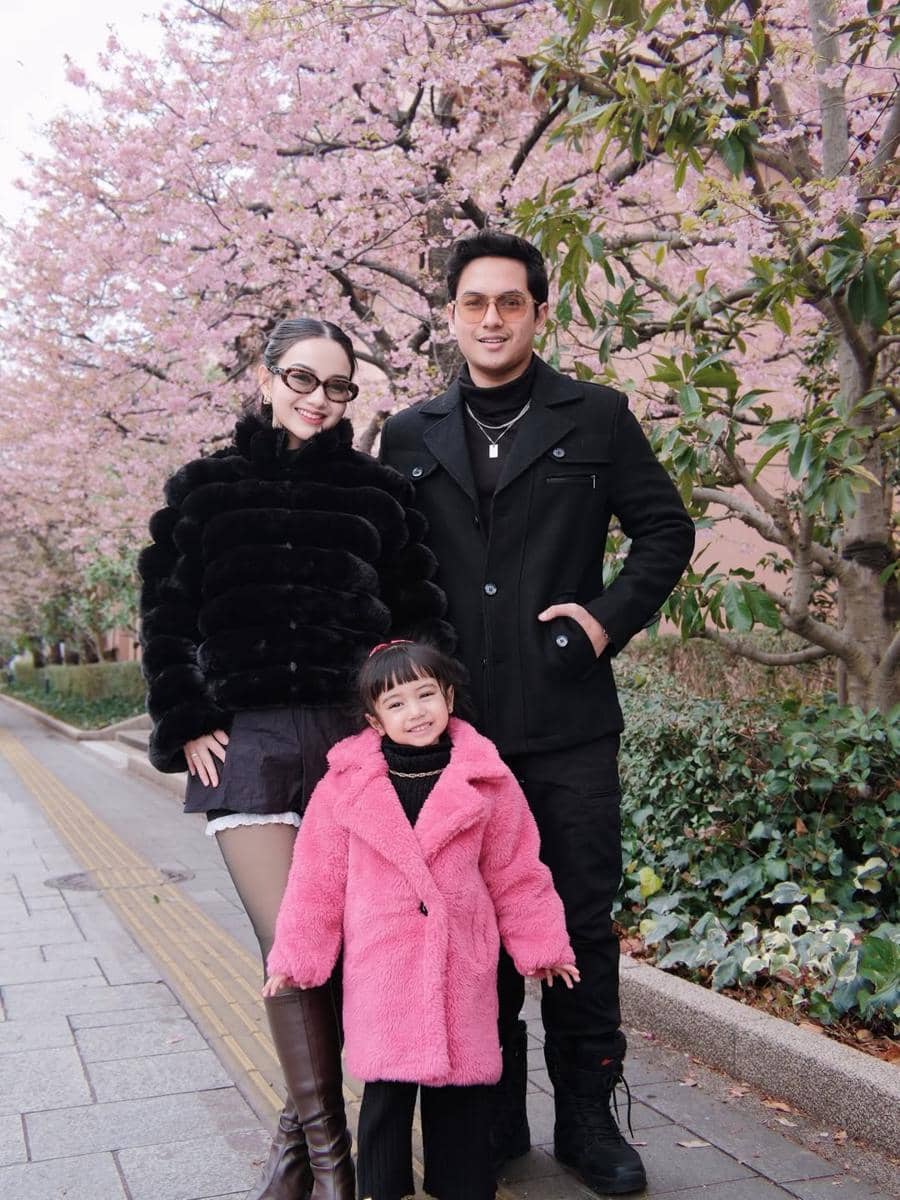 Keluarga Nanda Arsyinta menikmati sakura di Odaiba