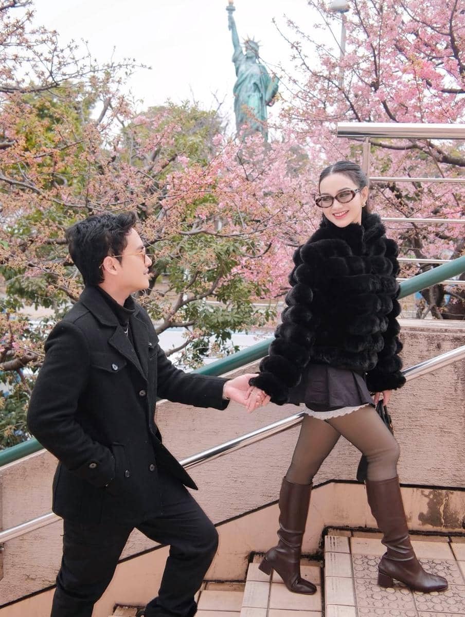 Keluarga Nanda Arsyinta menikmati sakura di Odaiba