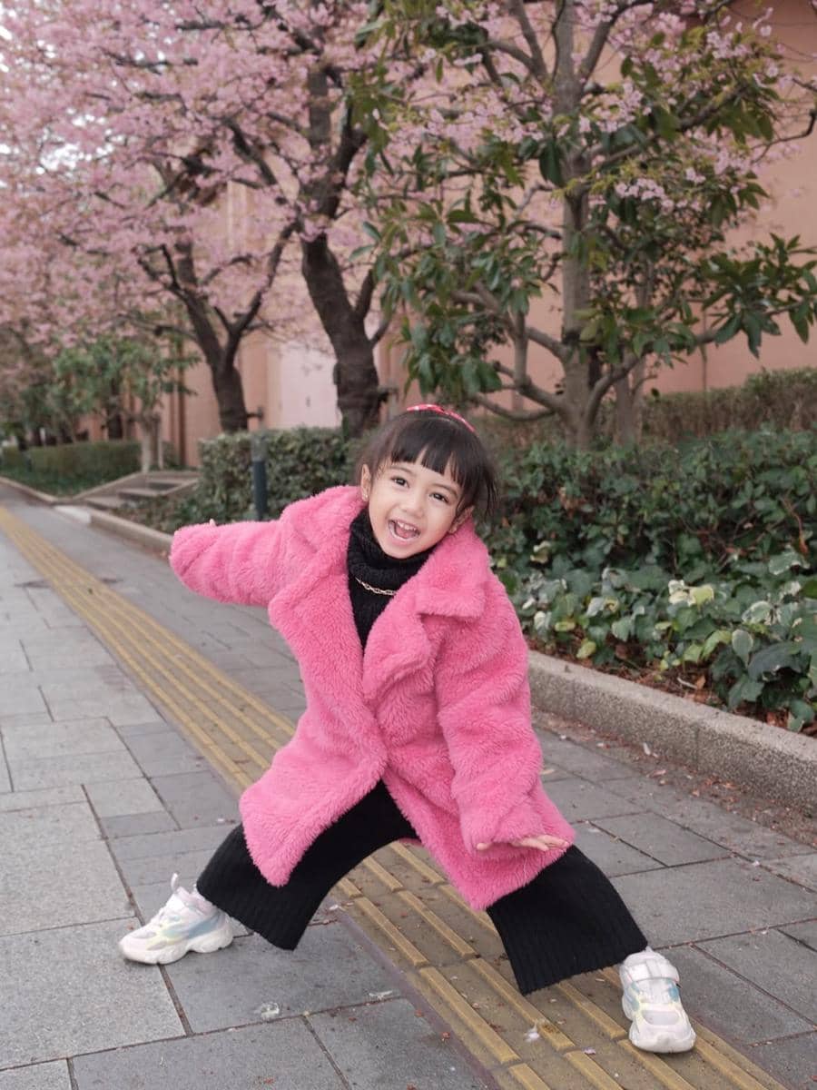 Keluarga Nanda Arsyinta menikmati sakura di Odaiba