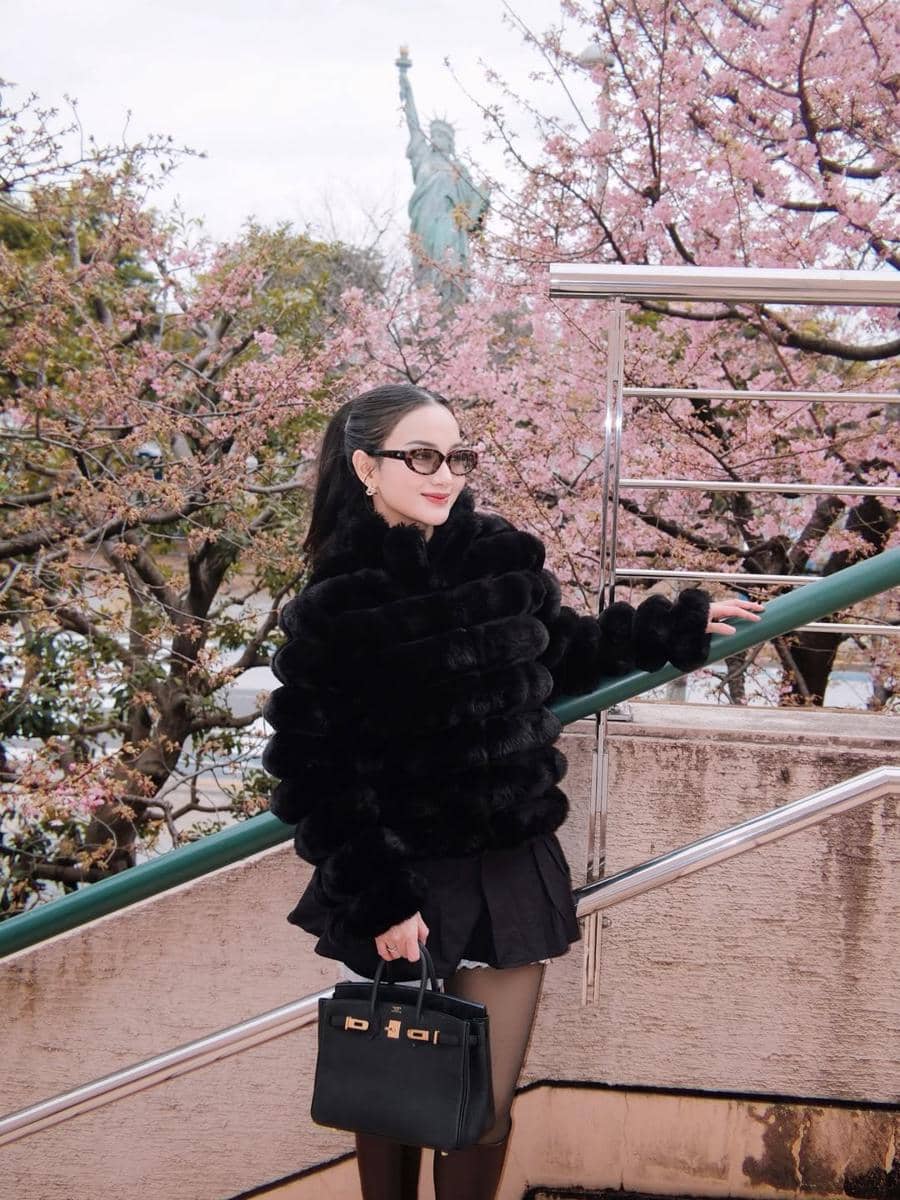 Keluarga Nanda Arsyinta menikmati sakura di Odaiba