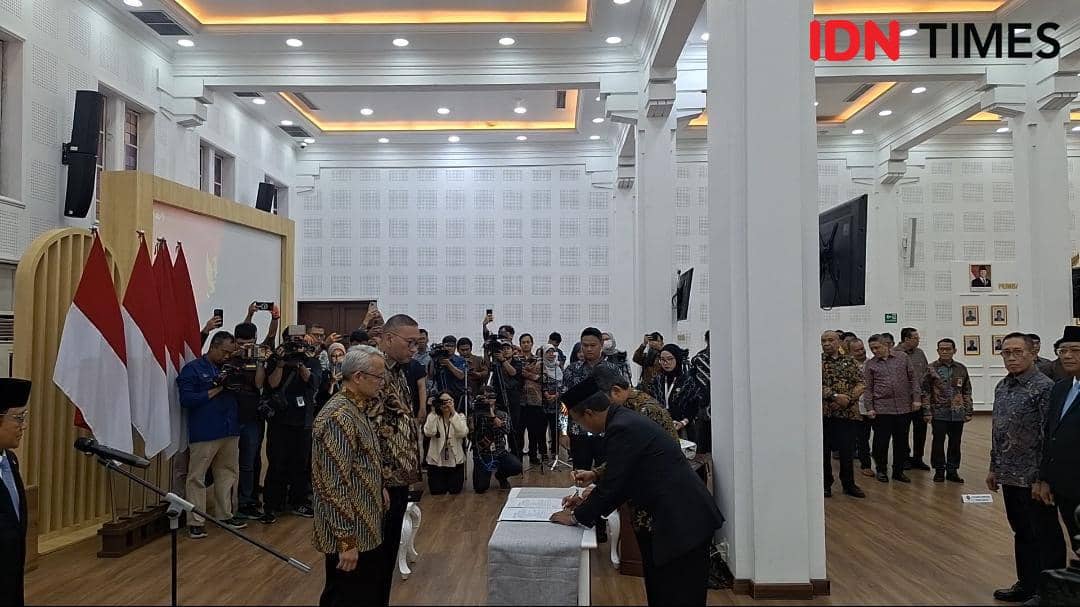 Penyerahan Keppres serta Serah Terima Jabatan Dewan dan Direksi BPJS Kesehatan dan BPJS Ketenagakerjaan di kantor Kemenko Pemberdayaan Masyarakat, Jakarta. 