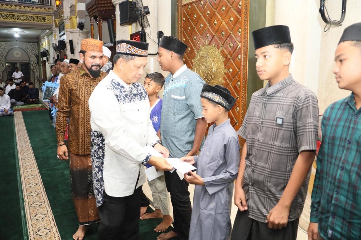 Awali Kunjungan ke Aceh Timur, Kasatgas Tito Salat Subuh dan Beri Bantuan
