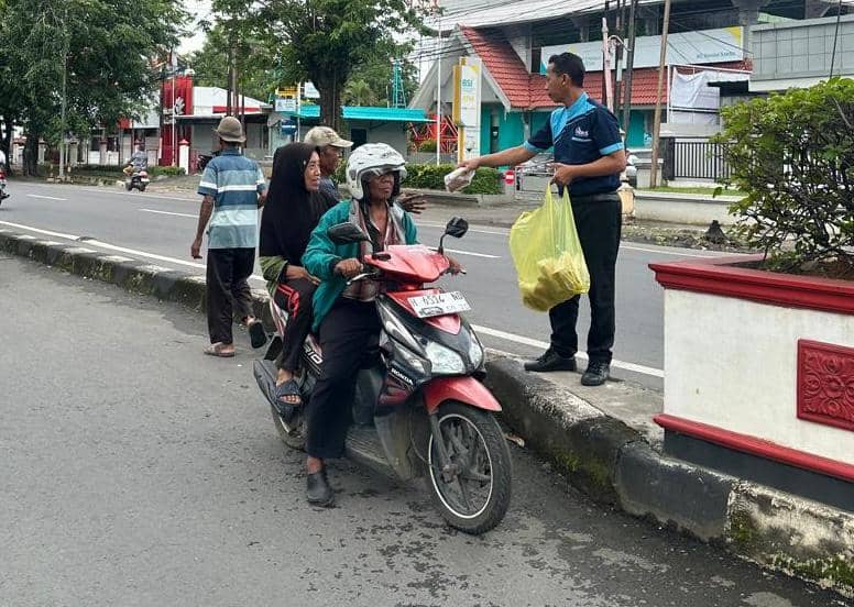 BRI Kendal Berbagi Takjil Gratis dan Sembako ke Warga di Bulan Ramadan