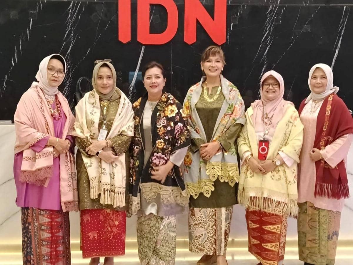 Ibu-ibu Pengurus Yayasan Amai Setia berbaju kurung Basiba dan selendang produksi Amai Setia (Dok. Amai Setia)