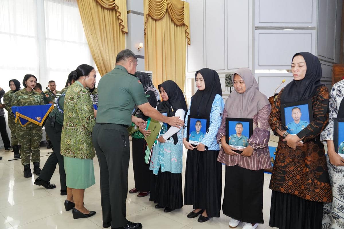 KSAD Serahkan Rumah dan Santunan ke Ahli Waris Prajurit Marinir