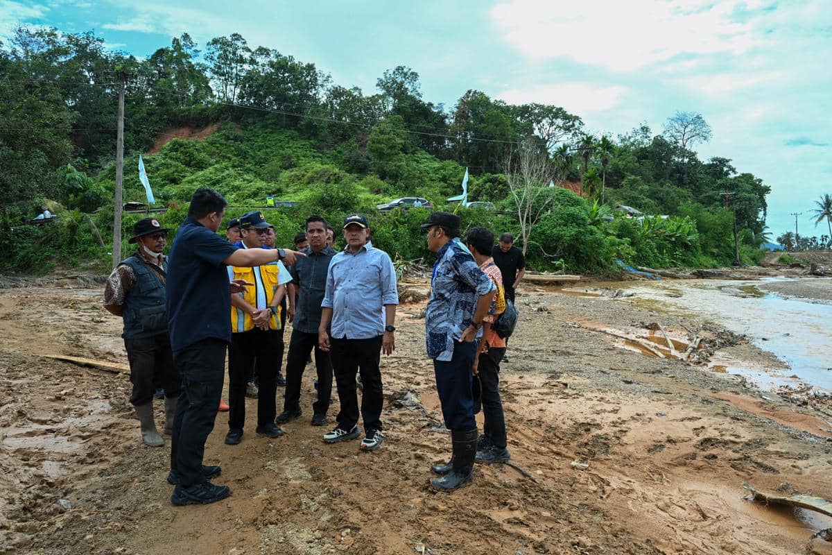 Gubsu tinjau tanggul sungai di Tukka dan Sorkam 1.jpg.jpeg