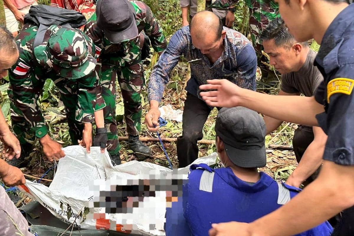 Kala Prajurit TNI AU Ikut Tembus Hutan demi Evakuasi Pilot Pelita Air