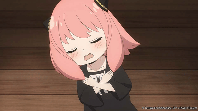 Anya Forger dengan rambut merah muda dan ekspresi malu sambil menyilangkan tangan di dada dalam adegan anime Spy x Family.