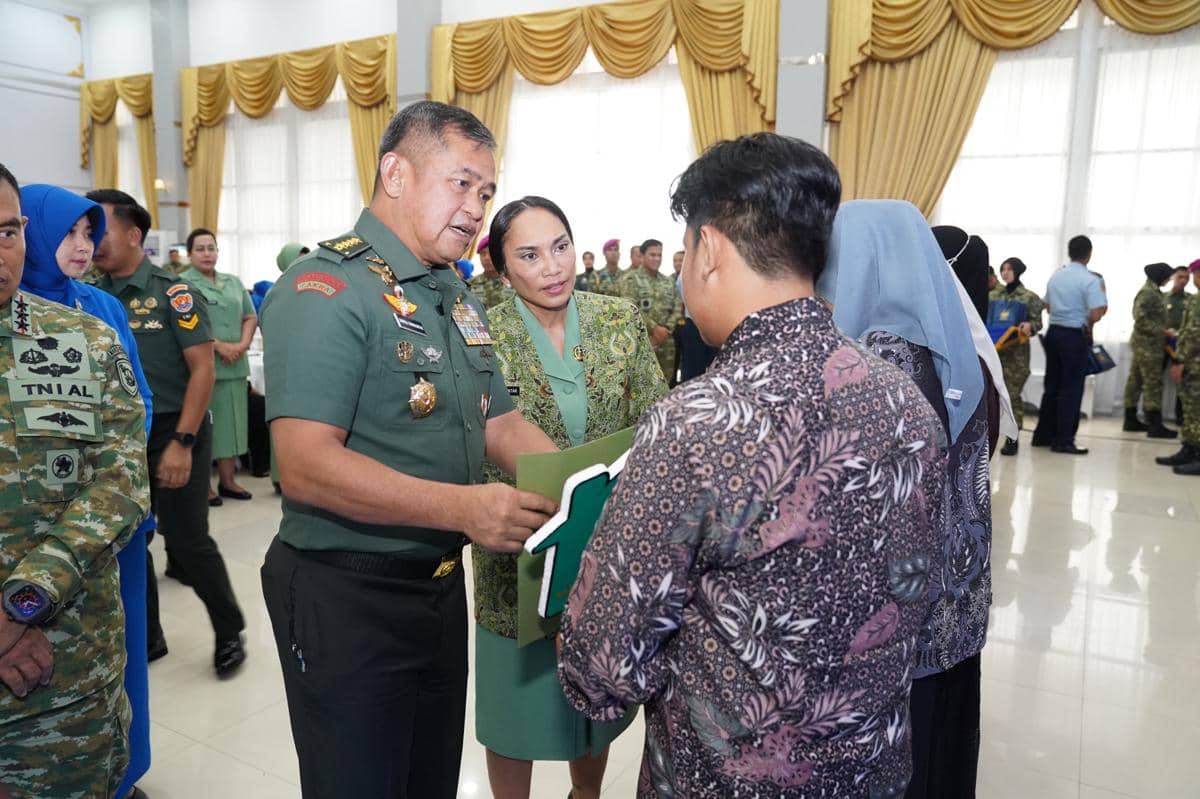 KSAD Serahkan Rumah dan Santunan ke Ahli Waris Prajurit Marinir